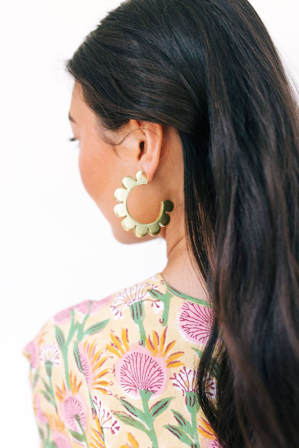 Sunshine Tienda Gold Flower Outline Hoops