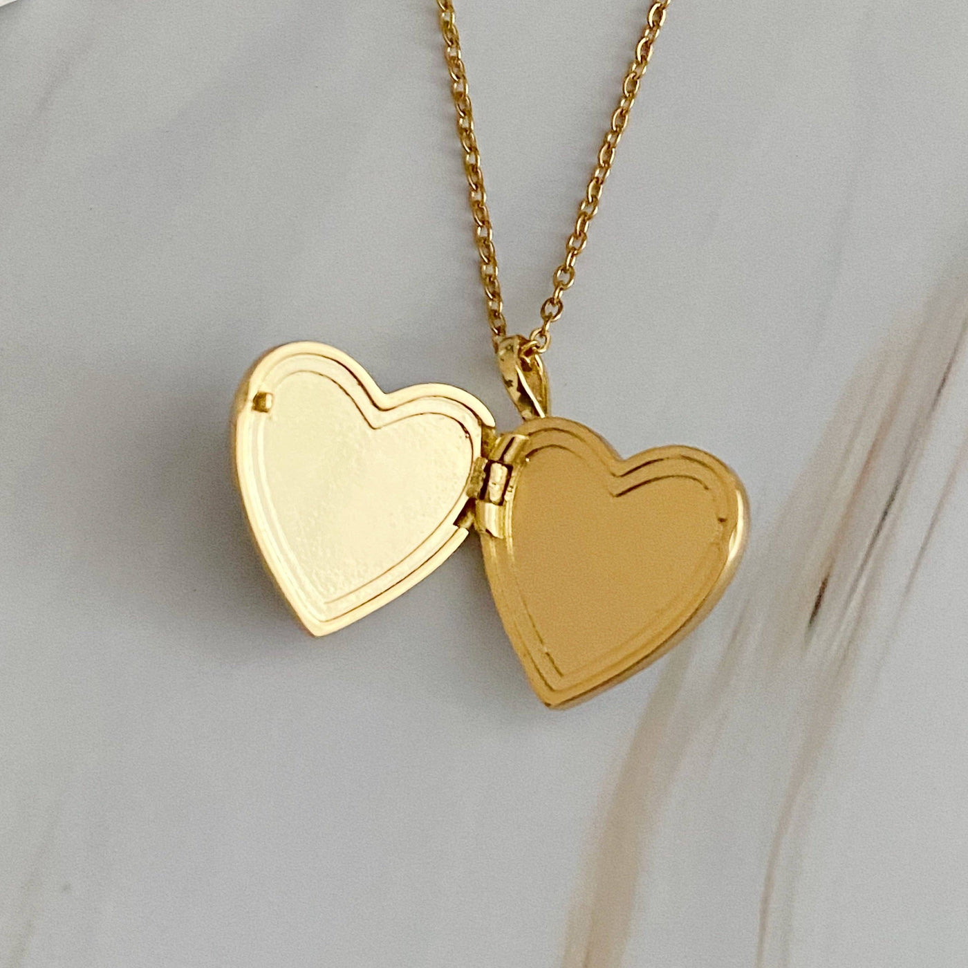 Shell Heart Locket Pendant Necklace: Gold