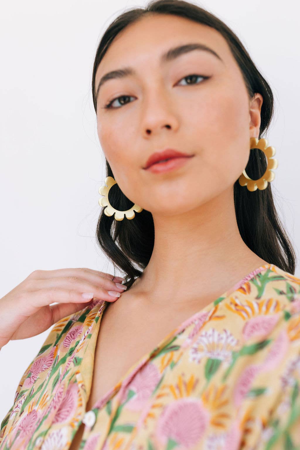 Sunshine Tienda Gold Flower Outline Hoops